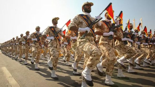 Personel Garda Revolusi Iran saat mengikut parade militer di Teheran