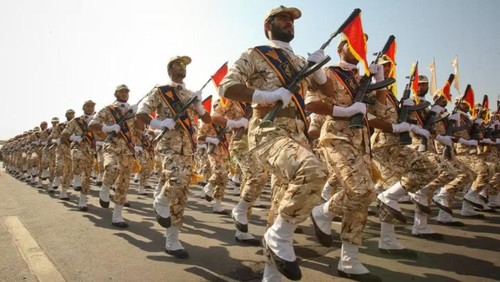 FILE PHOTO: Members of the Iranian revolutionary guard march during a parade to commemorate the anniversary of the Iran-Iraq war (1980-88), in Tehran September 22, 2011. REUTERS/Stringer/File Photo Acquire Licensing Rights