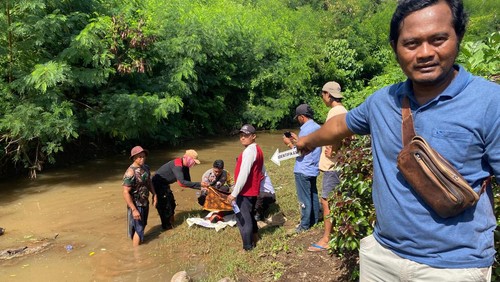 Petugas kepolisian dibantu warga lantas mengevakuasi balita berjenis kelamin perempuan di Kecamatan Lunyuk, Sumbawa, Nusa Tenggara Barat, Jumat (2/2/2024). (Foto: Istimewa)