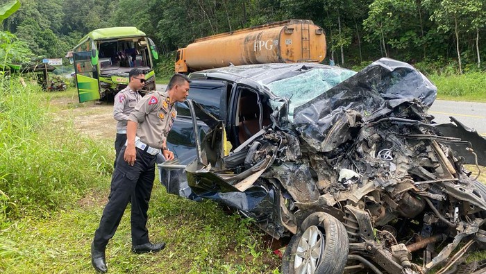 Polisi bersama warga mengevakuasi kendaraan bus dan minibus yang terlibat kecelakaan di Kubu Raya, Kalbar.