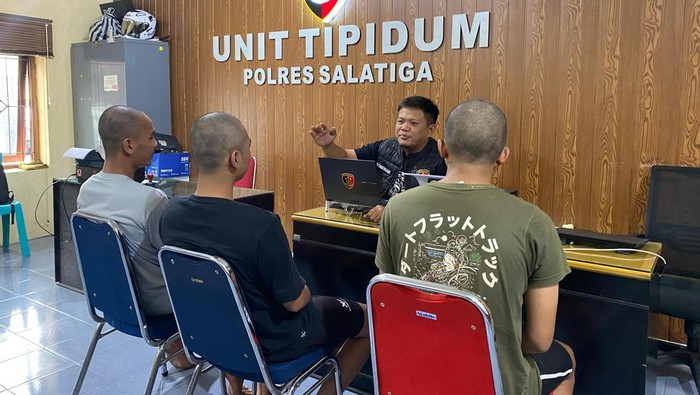 Polisi melakukan penyelidikan terkait kasus pencurian sepatu di PT SCI Salatiga, Jumat (2/2/2024).