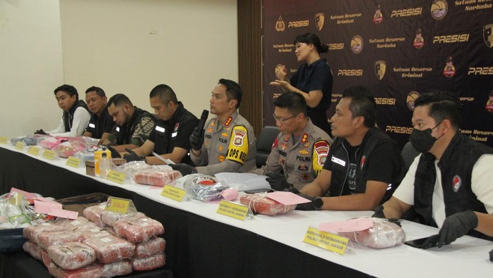 Polres Metro Jakarta Barat menangkap 7 orang jaringan narkoba.