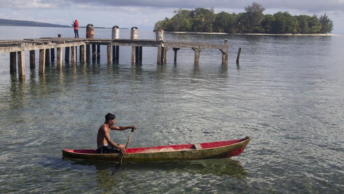 Nelayan mendayung perahunya untuk mencari ikan di perairan Sambiki, Pulau Obi, Kabupaten Halmahera Selatan, Maluku Utara, Jumat (2/2/2024). Pulau Obi memiliki potensi ikan yang cukup tinggi dan menjadi salah satu sumber mata pencarian utama warga yang sebagian besar sebagai nelayan, dan hasil tangkapannya kemudian dijual ke perusahan tambang Harita Nickel yang beroperasi di Pulau Obi. ANTARA FOTO/Andri Saputra/YU