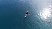 Nelayan mengunakan perahu saat mencari ikan di perairan Sambiki, Pulau Obi, Kabupaten Halmahera Selatan, Maluku Utara, Jumat (2/2/2024).