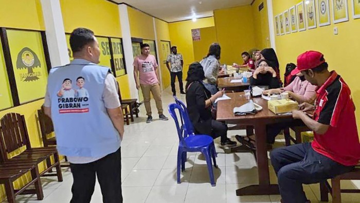 Potret Donor Darah Relawan Jangkar Papua Barat Kegiatan Donor Darah digelar di Manokwari tepatnya di Sekber Relawan Jangkar Papua Barat yang bermanfaat untuk kesehatan seluruh masyarakat yang ada disana. Ini potretnya.