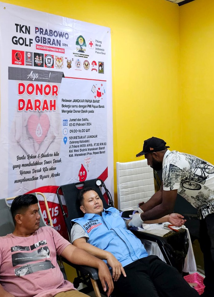 Potret Donor Darah Relawan Jangkar Papua Barat Kegiatan Donor Darah digelar di Manokwari tepatnya di Sekber Relawan Jangkar Papua Barat yang bermanfaat untuk kesehatan seluruh masyarakat yang ada disana. Ini potretnya.