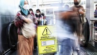 Stasiun Bekasi sempat viral karena eskalator yang rusak tak kunjung diperbaiki. Bahkan ada masyarakat yang membuat aksi simbolik 100 hari wafatnya eskalator Stasiun Bekasi.
