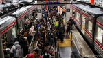 Potret Keriuhan Stasiun Bekasi yang Eskalatornya 100 Hari Mati