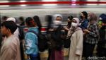 Potret Keriuhan Stasiun Bekasi yang Eskalatornya 100 Hari Mati