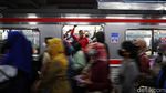 Potret Keriuhan Stasiun Bekasi yang Eskalatornya 100 Hari Mati