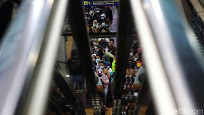 Potret Keriuhan Stasiun Bekasi yang Eskalatornya 100 Hari Mati