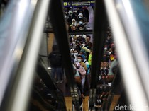 Potret Keriuhan Stasiun Bekasi yang Eskalatornya 100 Hari Mati