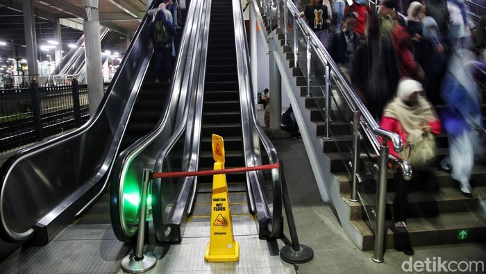 Potret Keriuhan Stasiun Bekasi yang Eskalatornya 100 Hari Mati Stasiun Bekasi merupakan salah satu stasiun yang selalu dipadati penumpang. Namun sayang, salah satu fasilitas yaitu eskalator tidak berfungsi hingga berbulan-bulan.