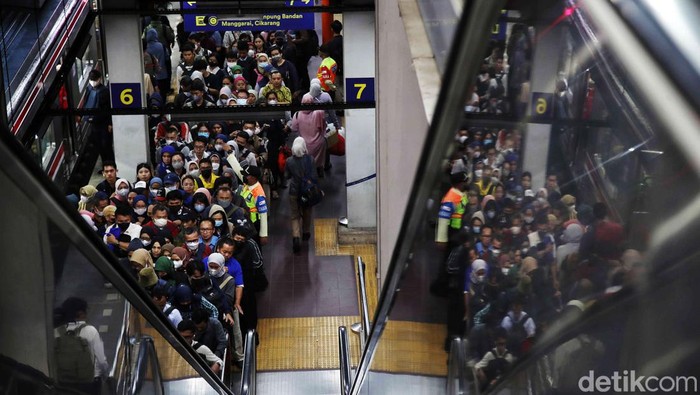 Stasiun Bekasi merupakan salah satu stasiun yang selalu dipadati penumpang. Namun sayang, salah satu fasilitas yaitu eskalator tidak berfungsi hingga berbulan-bulan.