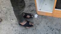 Para pengungsi ini kekurangan alas kaki, bukan hanya yang baru, alas kaki bekas saja kurang.