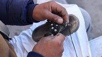 Sendal dan sepatu yang rusak mereka perbaiki agar bisa digunakan kembali.