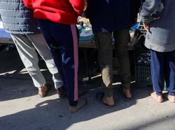 Potret Pengungsi Gaza Kekurangan Alas Kaki