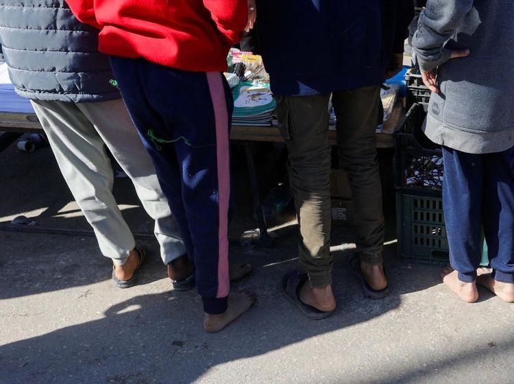 Potret Pengungsi Gaza Kekurangan Alas Kaki