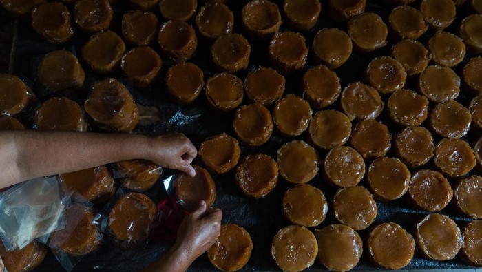 Pekerja merapikan kue keranjang di rumah industri Bak Cang Kue Mangkuk di Tukangan, Yogyakarta, Jumat (2/2/2024). Menjelang perayaan Imlek 2024, rumah produksi tersebut mampu memproduksi sekitar 200 kg kue keranjang perhari yang dijual Rp50 ribu per kg dan dipasarkan ke sejumlah daerah di Yogyakarta serta Jawa Tengah. ANTARA FOTO/Andreas Fitri Atmoko/agr/YU