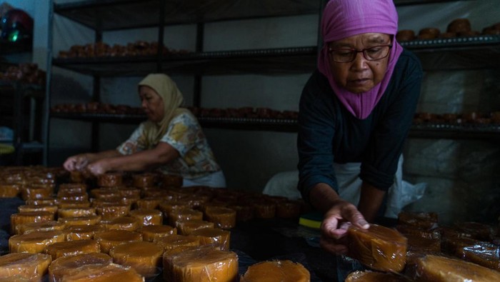 Pekerja merapikan kue keranjang di rumah industri Bak Cang Kue Mangkuk di Tukangan, Yogyakarta, Jumat (2/2/2024). Menjelang perayaan Imlek 2024, rumah produksi tersebut mampu memproduksi sekitar 200 kg kue keranjang perhari yang dijual Rp50 ribu per kg dan dipasarkan ke sejumlah daerah di Yogyakarta serta Jawa Tengah. ANTARA FOTO/Andreas Fitri Atmoko/agr/YU