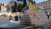 Para aktivis mengincar Fontana dei Leoni (Air Mancur Singa) dengan cara melemparkan cat kuning, merah, dan oranye ke empat patung singa yang mengelilingi air mancur tersebut.  