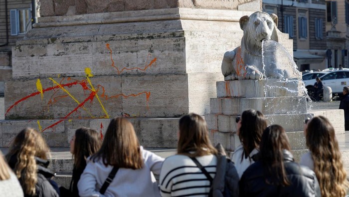 Protes Eksploitasi Hewan, Air Mancur Ikonik di Roma Berlumur Cat Animal rights activists deface Rome's Fountain of Lions known as