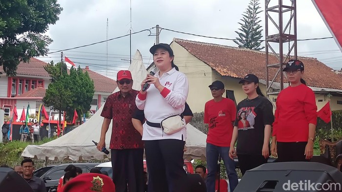 Ketua DPR RI sekaligus Ketua DPP PDIP, Puan Maharani saat menghadiri acara Senam Sicita di Lapangan Desa Rempoah, Kecamatan Baturraden, Kabupaten Banyumas, Jumat (2/1/2024).