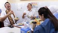 Tak sedikit juga momen Raffi Ahmad dan Nagita Slavina bersama dengan Zulkifli Hasan. Ini momennya ketika mereka menikmati mie ayam di warung legendaris. Foto: YouTube Rans Entertainment / Instagram @Raffinagita1717