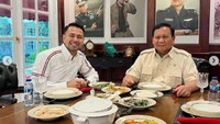 Sebelumnya, Raffi Ahmad juga pernah memamerkan momen makan bareng bersama calon presiden Prabowo. Dalam momen ini, mereka dihidangkan banyak makanan. Foto: YouTube Rans Entertainment / Instagram @Raffinagita1717