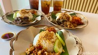 Nasi rames di sini punya ciri khas yaitu etap memakai daun pisang layaknya nasi rames tradisional. Untuk makan di tempat, lembaran daun pisang bakal mengalasi alas makan bambu.
