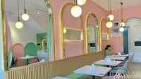 Meski menawarkan nasi rames, tempat makannya didesain nyaman dan kekinian. Penggunaan warna pastel yang jadi favorit Shani Amelia terlihat mendominasi.