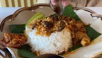 Agar makin enak, tambahkan juga bumbu hitam khas Madura ke atas nasi rames. Cita rasanya yang gurih berempah dijamin bikin ketagihan!