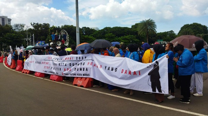 Mahasiswa gabungan dari Koalisi Mahasiswa Nasional Indonesia menggelar aksi damai di Monas, Jakarta, Jumat (2/2/2024). Mahasiswa membawa tuntutan penolakan tentang pemakzulan.