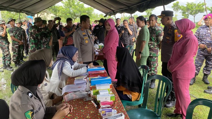 Ratusan Warga Ngawi Dapat Sembako Gratis dari TNI-Polri Jelang Pemilu Damai
