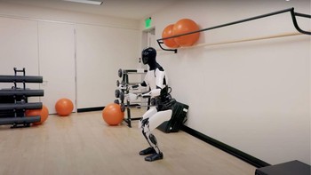 Awal tahun ini, video lainnya menunjukkan Optimus mendemonstrasikan keseimbangannya saat ia melakukan beberapa pose yoga dasar dan berdiri dengan satu kaki. Foto: Tesla