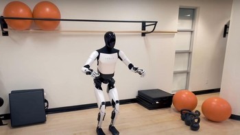 Prototipe pertama robot tersebut diluncurkan setahun kemudian, meskipun robot tersebut hanya bisa berjalan melintasi panggung sambil melambaikan tangan. Foto: Tesla