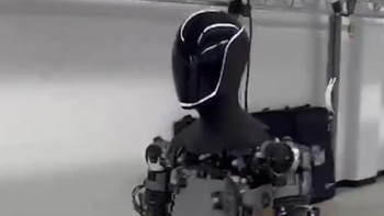 Elon Musk membagikan cuplikan kemampuan robot Optimus miliknya. Musk berharap suatu hari nanti Optimus akan bisa membantu orang-orang di rumah. Foto: X/Twitter @elonmusk