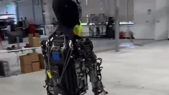 Melalui akun X/Twitter, miliarder pemilik Tesla ini menampilkan robot humanoid setinggi hampir 1,8 meter ini berjalan-jalan di sekitar pabrik Tesla. Jalan-jalan bareng Optimus, cuitnya. Foto: X/Twitter @elonmusk