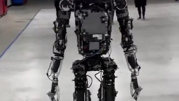 Musk secara rutin memposting update tentang Optimus untuk menunjukkan kemampuan terbarunya. Foto: X/Twitter @elonmusk