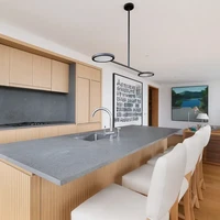 Inilah penampakan dapurnya. Tampak sebuah island memanjang menjadi vocal point area tersebut. (Foto: Dok. Daniel Wang)