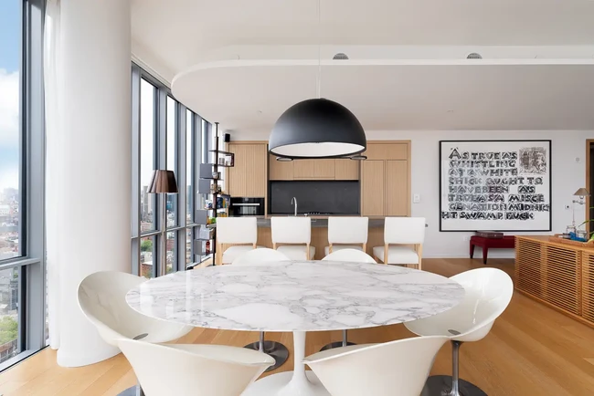 Area dapur langsung menyatu dengan meja makan formal dan ruang keluarga. Model terbuka cukup untuk mengakomodasi kebutuhan penghuni bila ingin berkumpul dengan keluarga atau kerabat dalam jumlah besar. (Foto: Dok. Daniel Wang)