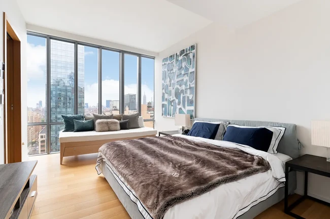 Dengan luas 233 meter persegi, rumah baru Blake ini memiliki tiga kamar tidur dan tiga kamar mandi. Kesan mewah tercipta berkat interior bergaya minimalis kontemporer yang mendominasi. (Foto: Dok. Daniel Wang)