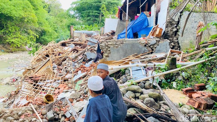 Rumah Sayuti ambruk gegara longsor usai Cirebon diguyur hujan deras.