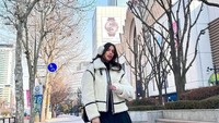 Satu lagi... Bukan gak boleh liburan tanpa suami... Liburan sendiri ke tempat yg suami ga suka... Itu masalahnya Yank.. Coba kamu ke paris kmrn...Mungkin temen km yg jatuh... Ya kan..., komen Deddy Corbuzier dalam Instagram miliknya. Foto: instagram Sabrina Charunissa
