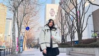 Biar pergelangan tangan retak liburan tetap kudu hepi yekan, tulis Sabrina dalam Instagram miliknya. Foto: instagram Sabrina Charunissa