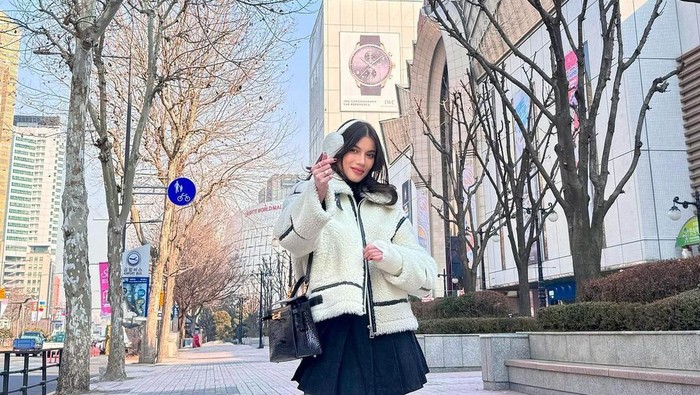 Sabrina Charunissa yang sedang liburan ke Korea.