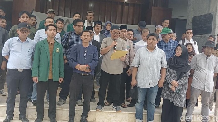 Sejumlah dosen dan mahasiswa Universitas Andalas Padang mengeluarkan manifesto atau pernyataan terbuka untuk penyelamatan bangsa. (Jeka Kampai/detikSumut)