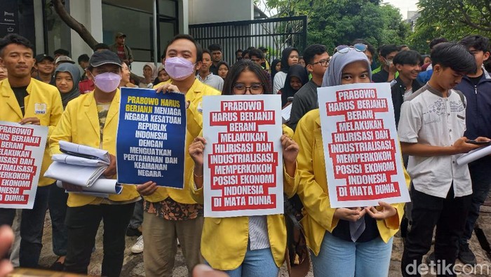 Sejumlah mahasiswa dari beberapa kampus menyampaikan aspirasi di depan kantor Gerindra Jateng, Kota Semarang, Jumat (2/2/2024).