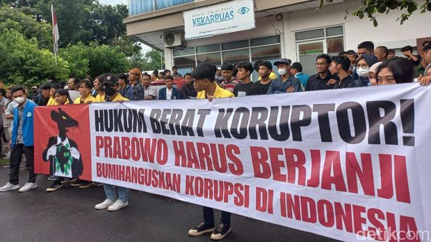 Sejumlah mahasiswa dari beberapa kampus menyampaikan aspirasi di depan kantor Gerindra Jateng, Kota Semarang, Jumat (2/2/2024).