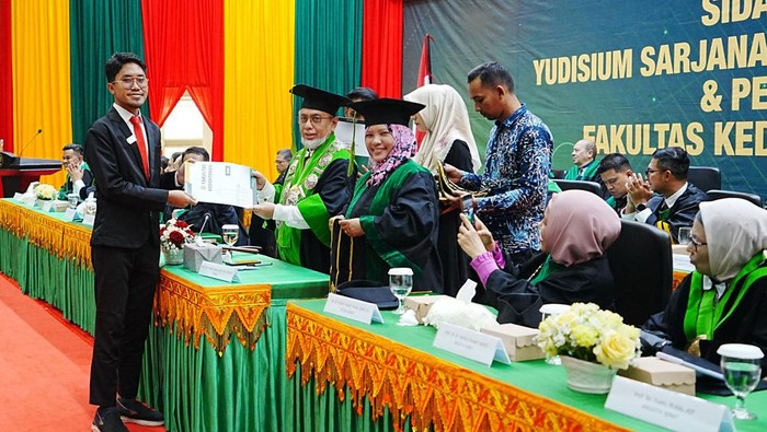 Seorang mahasiswa Fakultas Kedokteran Universitas Syiah Kuala (USK) Aceh, Zarfan Fawwaz Muhamad lulus tanpa harus menyelesaikan skripsi. (dok USK)